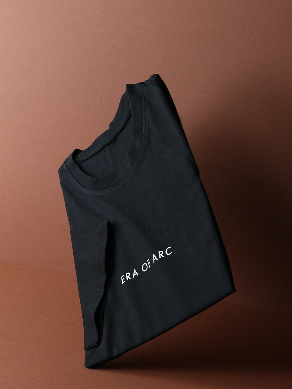 T-Shirt in schwarz mit kleinem Logoprint in weiß