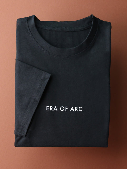 T-Shirt in schwarz mit kleinem Logoprint in weiß