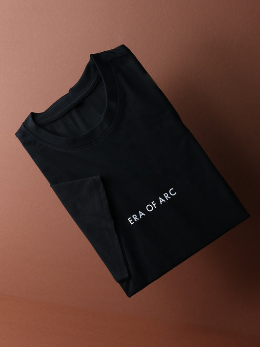 T-Shirt in schwarz mit kleinem Logoprint in weiß